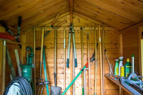 Cabane de jardin bien rangée avec des outils
