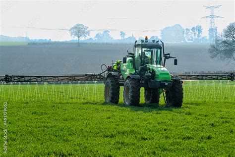 Champ d'application d'engrais liquide sur prairie