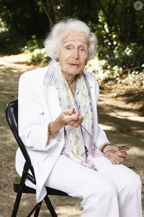 Portrait de Gisèle Casadesus souriante