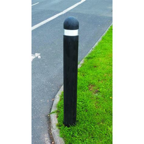 Exemple de borne de voirie avec marquage contrasté pour l'accessibilité