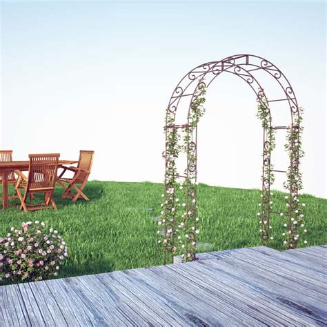 Une arche de jardin recouverte de roses