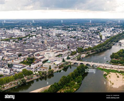Vue aérienne de Tours avec le Pont-Wilson