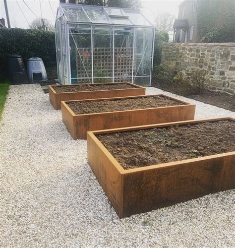 Exemple de bac potager en acier Corten avec sa patine rouille