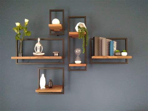 Composition murale décorative avec des dessous-de-plat IKEA