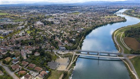 Vue aérienne de Décines-Charpieu avec des espaces verts