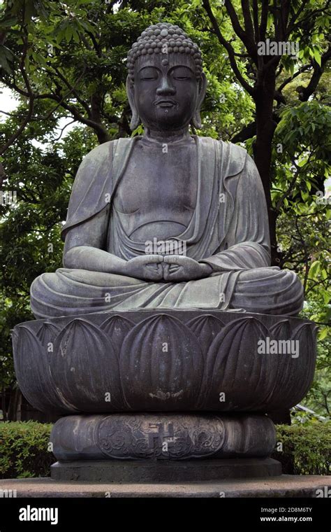 Statue de Bouddha dans le jardin du Village des Pruniers