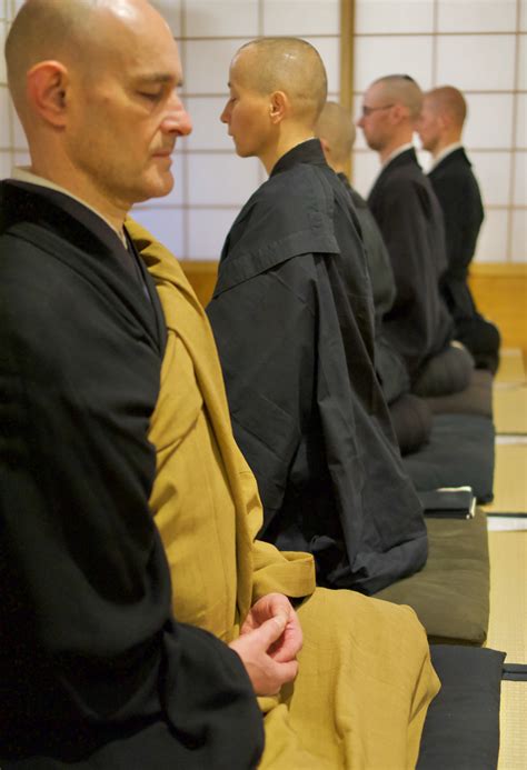 Moines et nonnes méditant en groupe