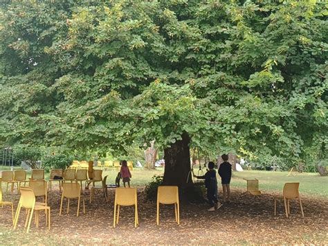 Un repas silencieux au Village des Pruniers