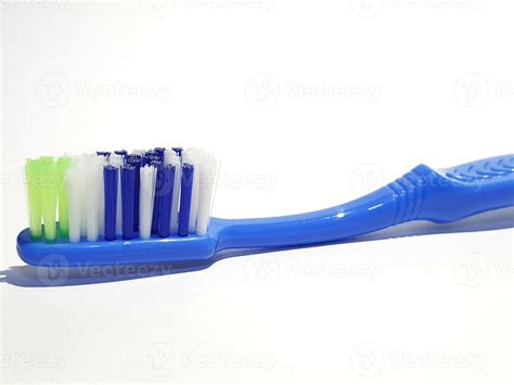 Brosse à dents en plastique jetée dans la nature