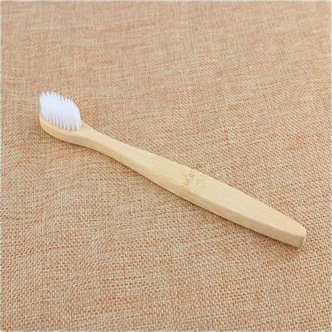 Brosse à dents en bois avec manche en hêtre