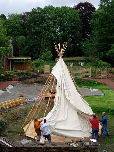 Assemblage de la toile sur la structure du tipi