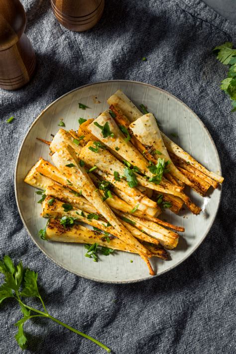 Plat de panais rôtis avec des herbes aromatiques