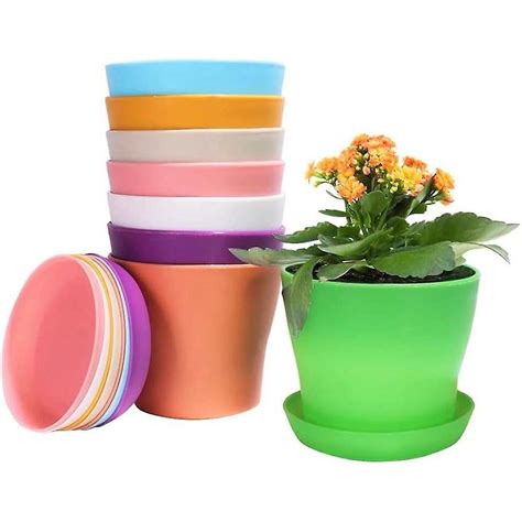 Pots d'argile de différentes couleurs