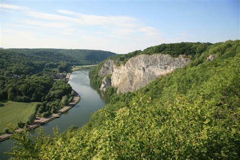 Vallée de la Meuse avec des falaises pour l'escalade
