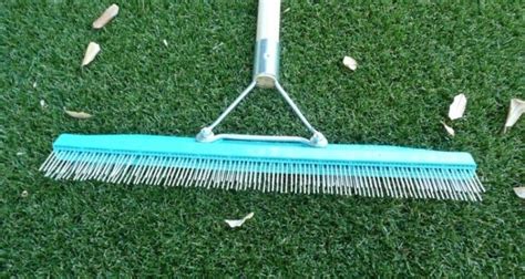 Entretien régulier d'une pelouse synthétique avec un balai brosse