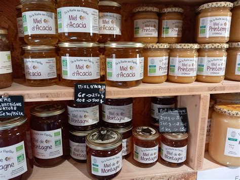 Photo de produits locaux du Jura : fromages, miel, confitures et fruits frais