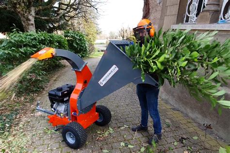 Broyeur de déchets verts en action dans un jardin