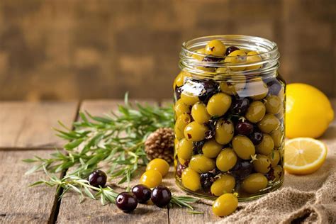 Schéma illustrant la préparation des bocaux d'olives en saumure avec aromates