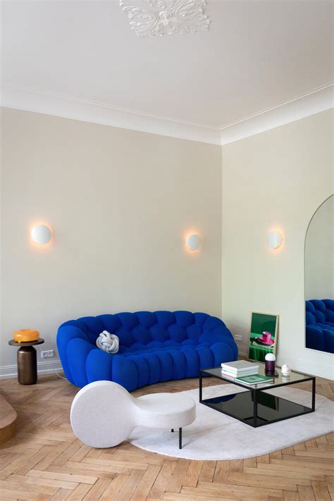 Un bonsaï élégant dans un salon lumineux