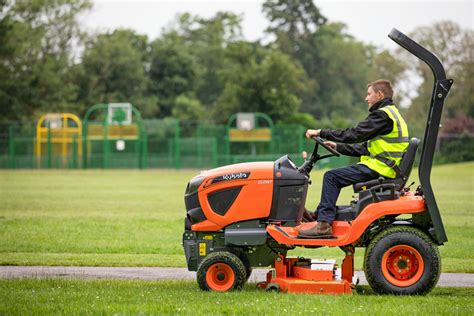 Tracteur tondeuse Kubota série G en action sur un terrain paysager