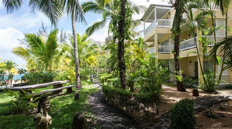 Vue aérienne des jardins tropicaux et des villas du Hibiscus Boutique Hotel
