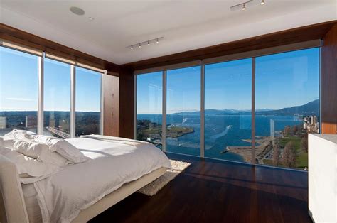 Intérieur d'une chambre spacieuse avec vue sur l'océan