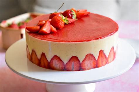 Un fraisier classique décoré de pâte d'amande et de fraises fraîches