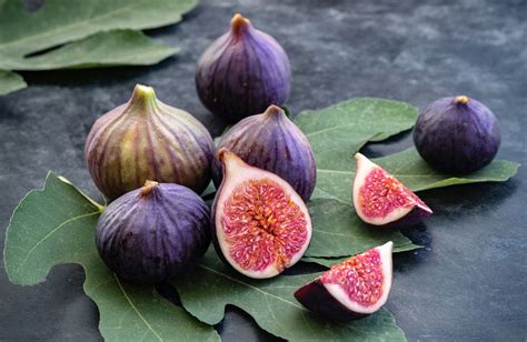 Photographie en gros plan d'une figue 'Violette Dauphine' coupée en deux révélant sa chair rose