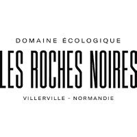 Vue panoramique du Domaine des Roches Noires avec la mer en arrière-plan