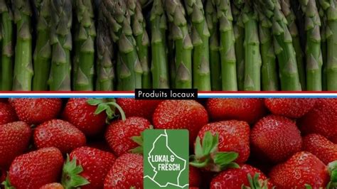 Composition artistique de fraises fraîches et produits locaux