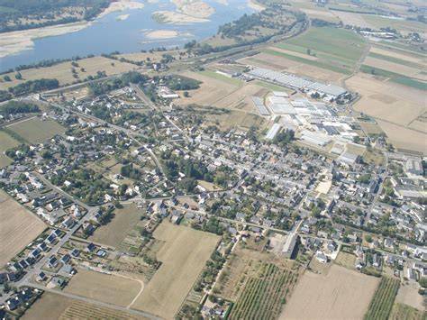 Vue aérienne des serres horticoles à La Ménitré, centre névralgique de la production végétale en France
