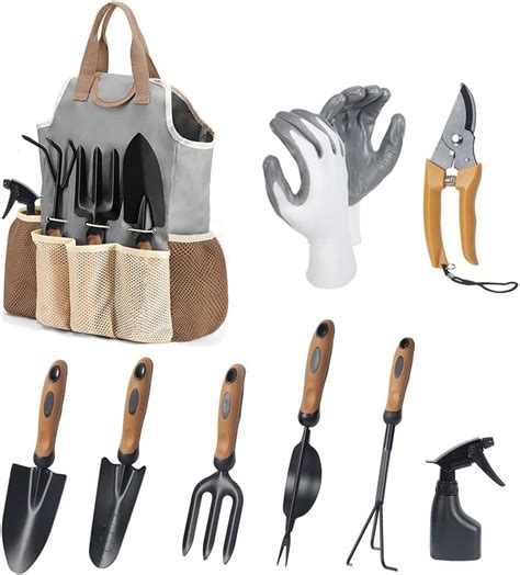 une sélection d'outils de jardinage en acier et bois disposés sur une table de rempotage en extérieur