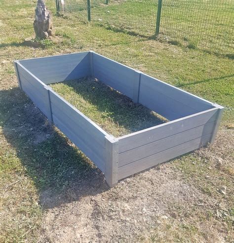 Un carré potager en plastique recyclé sur un balcon