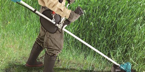Personne nettoyant la tête d'un coupe-bordure