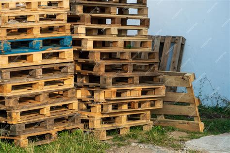 Image d'une pile de palettes en bois avec les marquages 