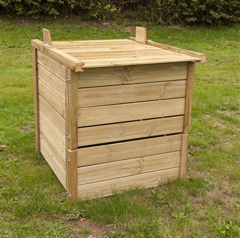 Photo d'un bac à compost en bois à deux étages bien intégré dans un jardin