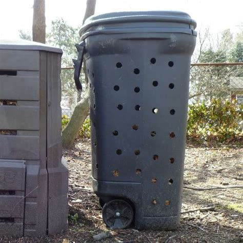 Image d'une poubelle en métal customisée servant de composteur avec des trous décoratifs