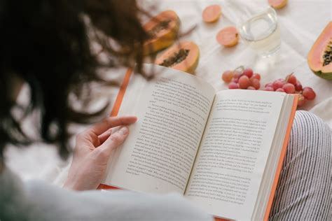 personne lisant un livre de jardinage dans un jardin
