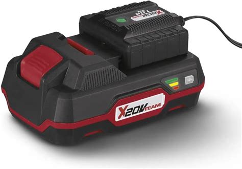 Batterie Parkside X20V Team installée sur un outil de jardin