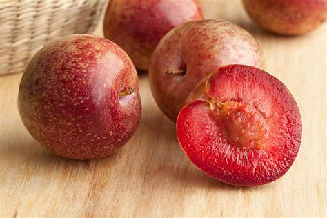 Photo comparative de différents fruits hybrides : pluot, casseille et limequat
