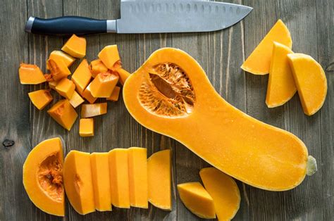 Planche à découper avec une courge Butternut coupée en dés