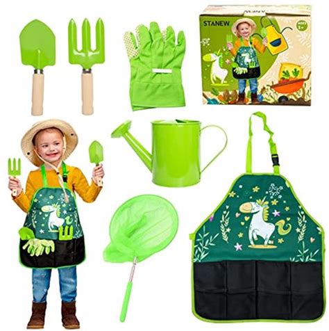 Enfants jardiniers avec arrosoir et pelle
