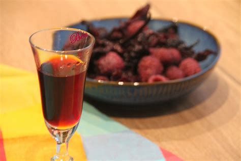 Bocal de rhum arrangé framboises hibiscus en cours de macération