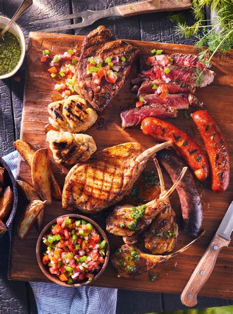 Assortiment de grillades présentées sur une planche
