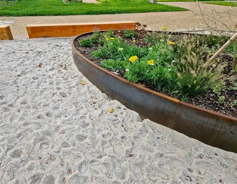 Différents types de bordures de jardin en acier