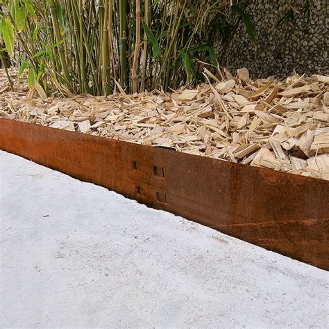 Bordure en acier brut avec une finition vieillie