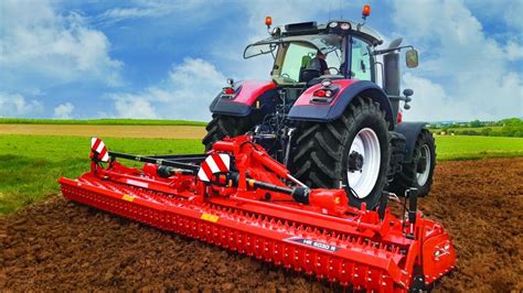 Tracteur agricole avec herse rotative travaillant dans un champ