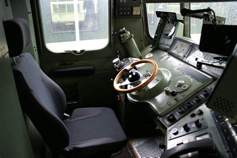 Vue détaillée d'un poste de conduite de micro-tracteur avec leviers latéraux