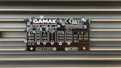 Photo montrant une plaque signalétique sur le carter moteur d'une débroussailleuse