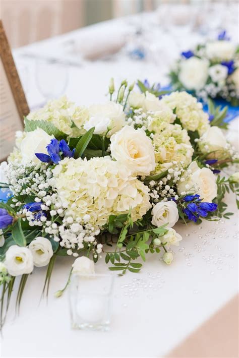 Composition de fleurs blanches et bleues pour un mariage